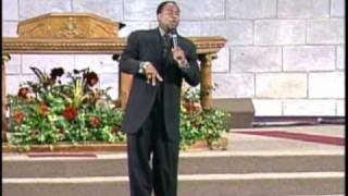 Bishop Eddie Long preaching on Leading While Bleeding