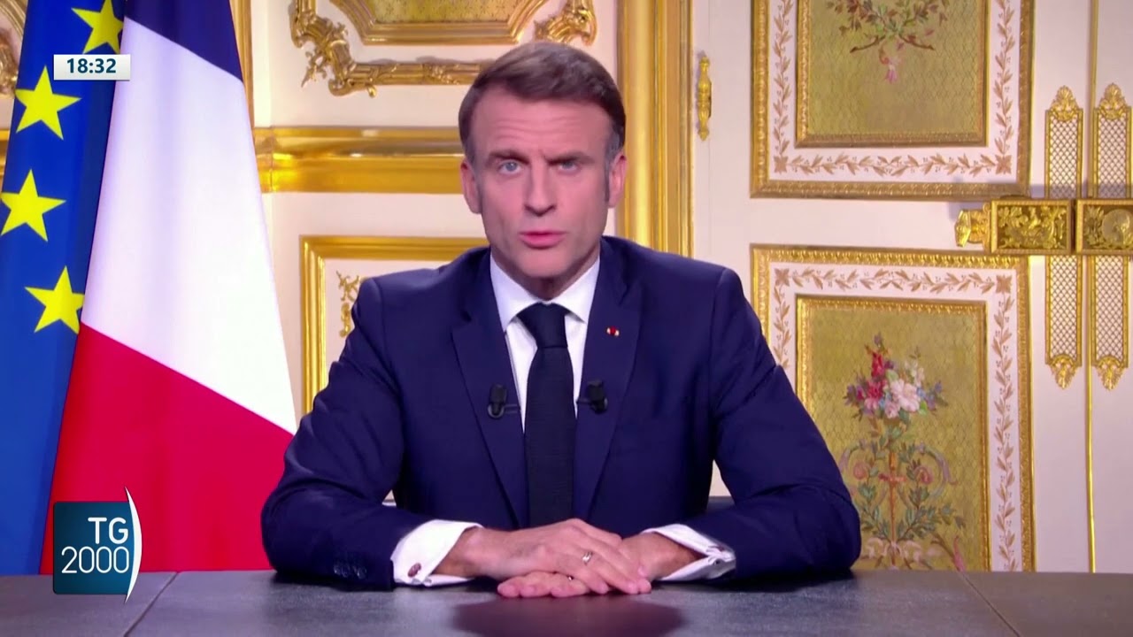 Francia in crisi, Macron non cede alle richieste di dimissioni