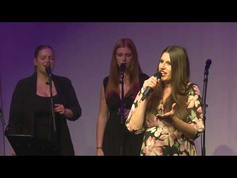 Vokalna skupina Plamen in Anja Kramar na srečanju obrtnikov in podjetnikov v Škocjanu