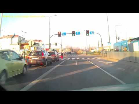 Un piéton traverse la rue alors que ce n'est pas son tour