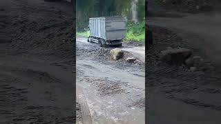 Download lagu Truk pasir Merapi muatan over load, patah AS roda. mp3