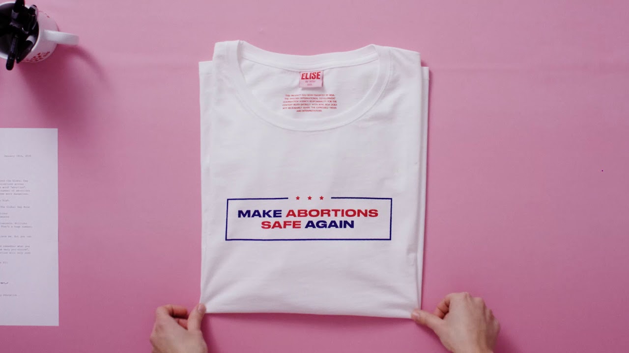 En t-shirt med texten "Make abortions safe again"