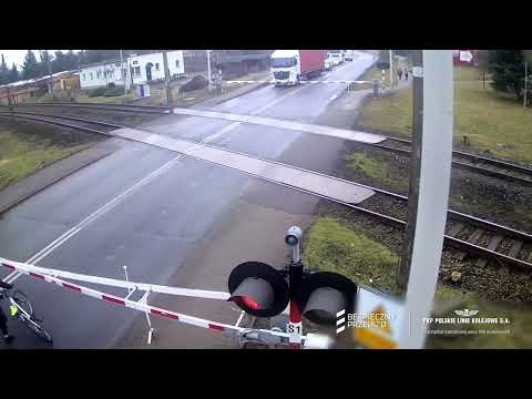 Kostrzyn nad Odrą: zabawa w limbo... na przejeździe