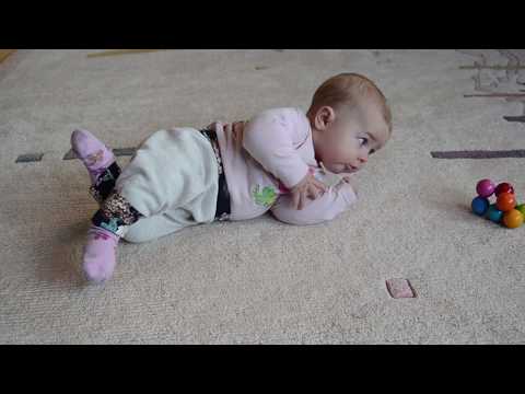 Baby rollt auf den Bauch