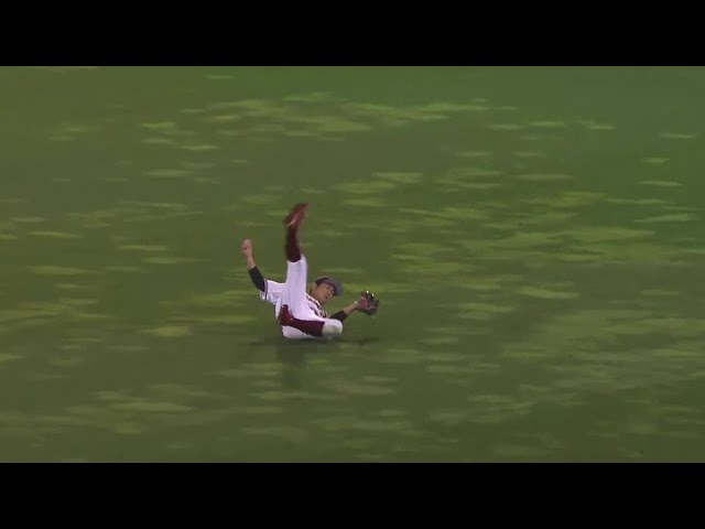 【4回表】イーグルス・岡島豪郎 長打になりそうな打球を華麗にキャッチ!! 2021年10月27日 東北楽天ゴールデンイーグルス 対 千葉ロッテマリーンズ