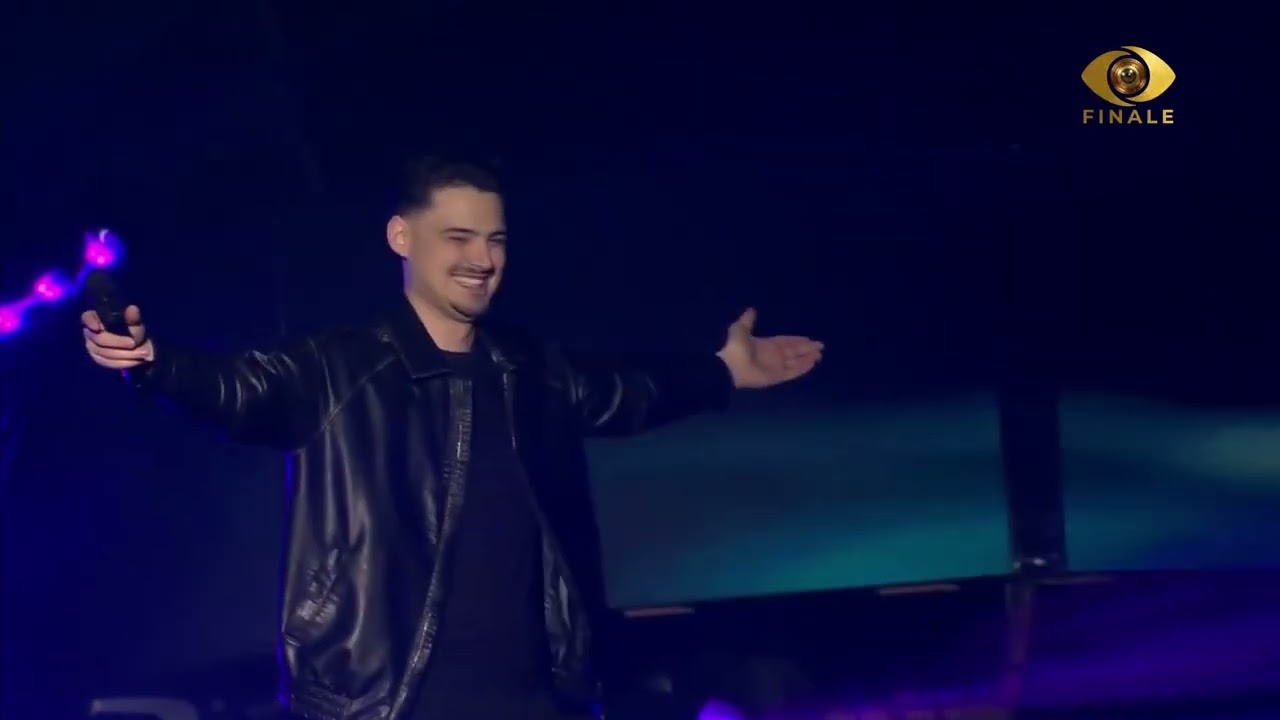 Super atmosferë, Riku performon live për publikun