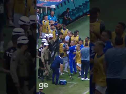 RENATO GAÚCHO SE REVOLTA E TIRA JOGADORES DE CAMPO | BAHIA X GRÊMIO | #shorts | ge.globo