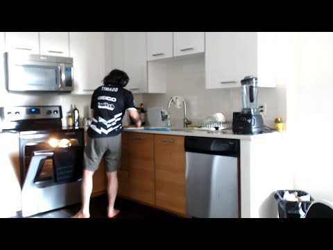Timado cooks pizza while playing NA DPC game
