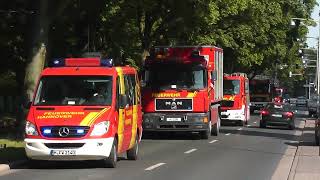 preview picture of video 'Viele rote Hannoveraner Feuerwehrfahrzeuge (BF/FF) auf Einsatzfahrt in einem Zug! (HD)'