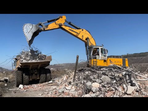 Liebherr 974 Excavator Loading Caterpillar Dumper - Sotiriadis/Labrianidis Demolition