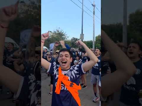 "Los hinchas de Independiente Rivadavia y el aguante en la previa a la final de la Copa Argentina" Barra: Los Caudillos del Parque &bull; Club: Independiente Rivadavia