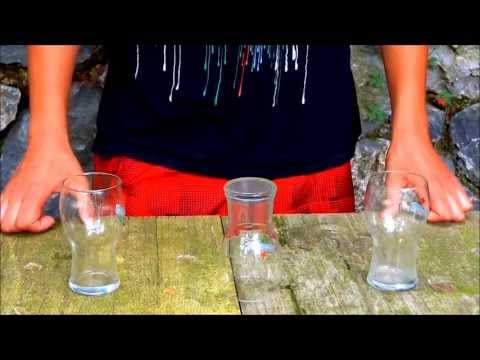 Cómo hacer una apuesta que nunca perderás con tres vasos.