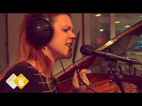 'Robbing You Blind' by Kat Eaton live at NPO Radio 5 Holland
