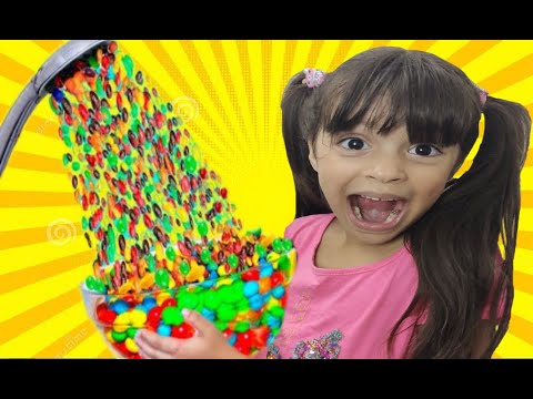 JULIA FINGE BRINCAR CHUVEIRO MÁGICO M&MS - Kids Pretend Play Magic Shower شفا والدش السحري !!!