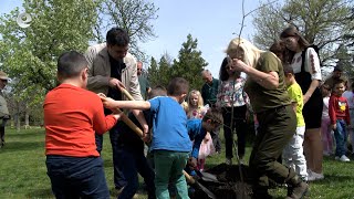 Кметът Иво Димов и децата от ДГ „Звънче“ засадиха три дръвчета в парк „Вапцаров“ в Димитровград.