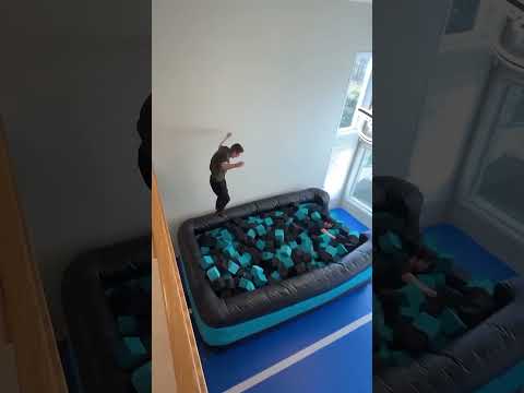 QUEM DAR O SALTO MAIS BAIXO VAI GANHAR 🤣 #shorts #short #humor #memes