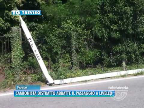 TG TREVISO (01/12/2016) - CAMIONISTA DISTRATTO ABBATTE IL PASSAGGIO A LIVELLO