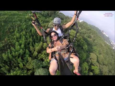 Débora Voando de Parapente