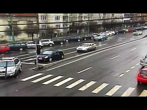 VIDEO: Semafor doborât de un șofer în trafic, la Timișoara