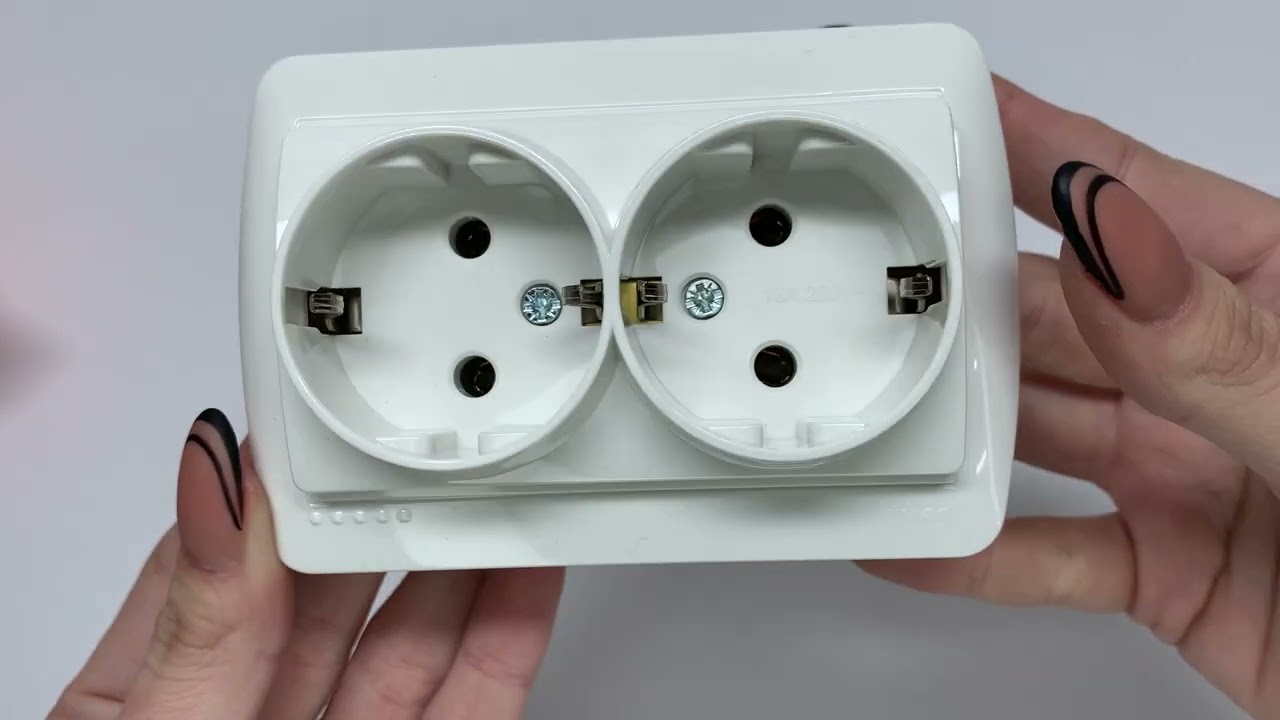 Розетка накладна двомісна з/з LEZARD Demet біла IP20 711-0200-127