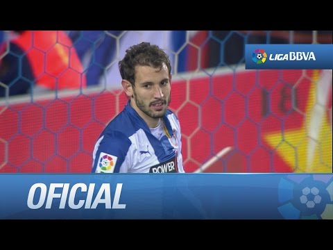 Remate de Stuani a puerta vacía que salva Gayà bajopalos