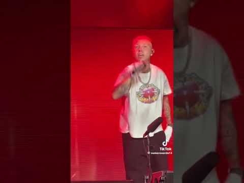 Lazza e Anna sul palco insieme. Live Anna e Lazza