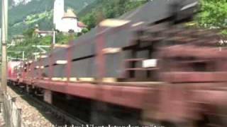 preview picture of video 'BR 185 met bonte trein in Silenen en Fluelen'
