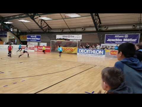 Traumtor durch E-Jugend Dribbel-Torwart des HSV eingeleitet.