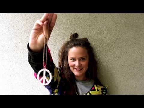 PYHÄ LEHMÄ - Maailman Nainen (Musiikkia lyhytelokuvasta Luna Chicks)