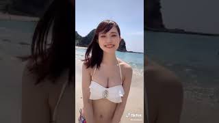 TikTok 水着乳揺れ