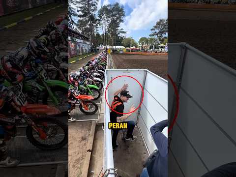 Pria Ini Mengendalikan Start Balap Motocross