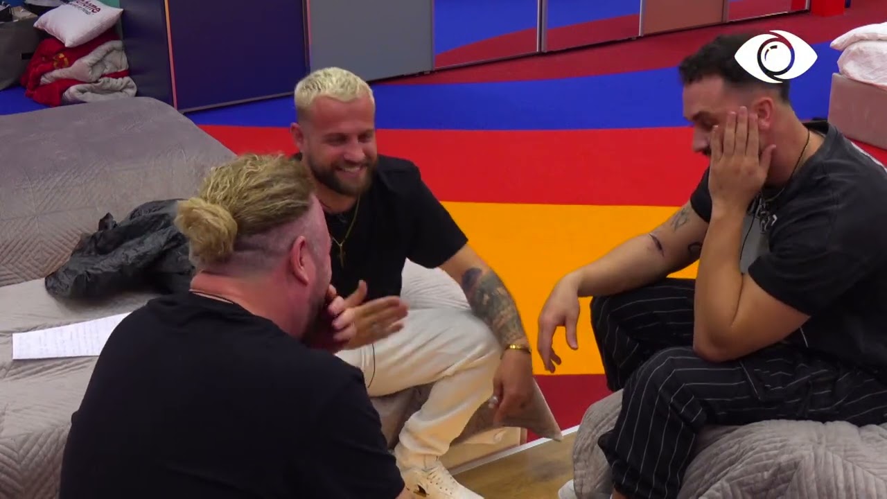 Djemtë tregojnë barcaleta dhe shkrihen së qeshuri