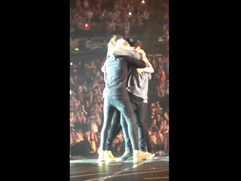 One Direction group hug     Bbb
