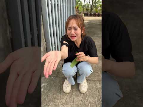 Cô Gái Nhận Chiếc Kèn Phát Âm Thanh Diệu Kỳ