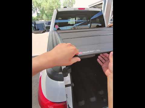 BakFlip MX4: Hard Folding Tonneau Cover