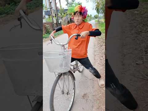Xe Đạp Thách Đấu Xe Máy 😳🚲 | Bicycle Challenges a Motorbike 🏍️ #shorts