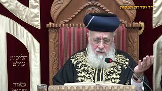 הראשון לציון הרב יצחק יוסף שליט"א - שיעור מוצאי שבת פרשת תולדות תשפ"ו (קו ההלכה הספרדי) - התמונה מוצגת ישירות מתוך אתר האינטרנט יוטיוב. זכויות היוצרים בתמונה שייכות ליוצרה. קישור קרדיט למקור התוכן נמצא בתוך דף הסרטון