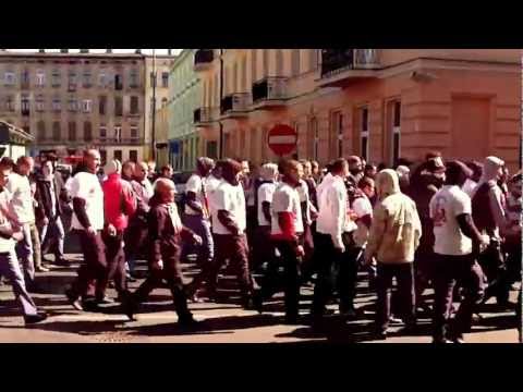 DERBY ŁODZI 2012 - Pl.Barlickiego - Fani ŁKS idą na stadion