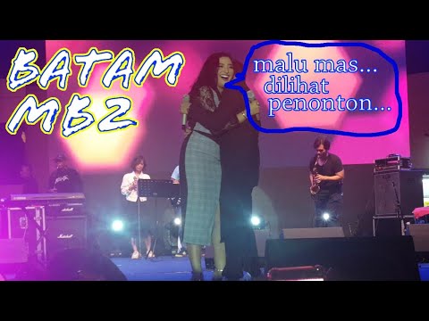 Penonton Histeris...Anang peluk erat mesra Ashanty di atas panggung. @MB2 Batam.Hari Musik Nasional