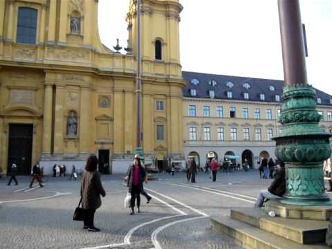 Ivy & Kim's visit to Odeonsplatz in Munich Oct 2011