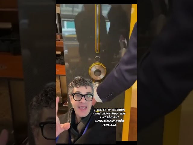 Vídeo relacionado con Mcbazel Caja para 2 relojes - Caja giratoria con Doble cargador USB-DC Automático de la PU