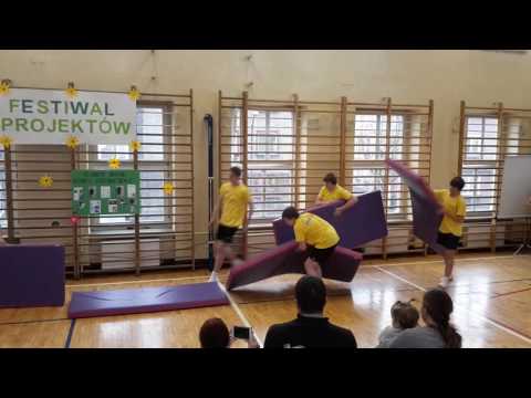 gimnazjum nr 1 w Pyskowicach . Układ gimnastyczny. - piramidy ż.Bac