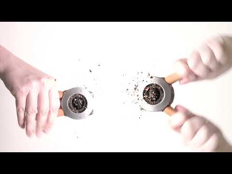 Dreamfarm's Ortwo in 40 seconds - grind one-handed or two