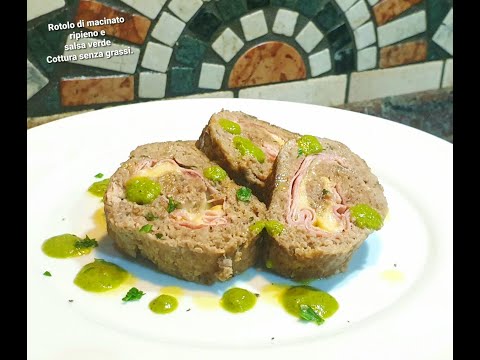 Rotolo o rollè di carne ripieno cottura senza grassi, accompagnato da salsa verde.