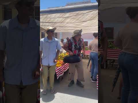 Zé matuto na feira da fruta em Bom Conselho PE botando feirante para dançar o Rei da Pisadinha
