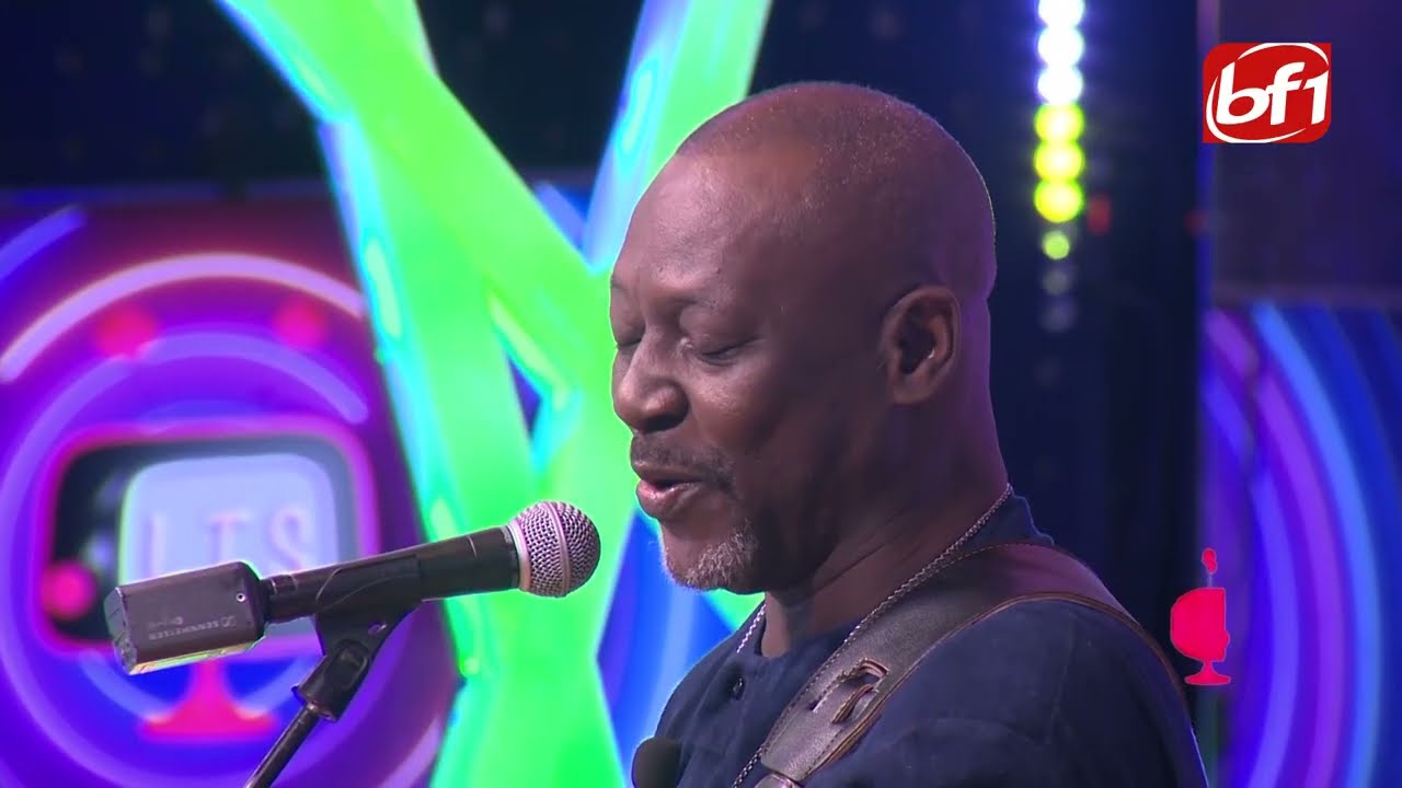 Télé S’amuz: l’immense Bil Aka Kora, guitare à la main, dévoile toute sa magie musicale en live