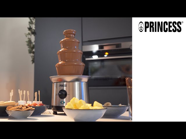 Vídeo relacionado con Princess 292999 Fuente de Chocolate XXL, 1.1 litros de capacidad, 4 alturas, carcasa de acero Inoxidable, carcasa de acero inoxidable, apta para todo tipo de chocolate, base antideslizante, 190 W
