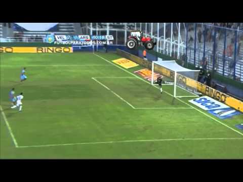 Tremendo remate de Rescaldani que dio en el travesaño