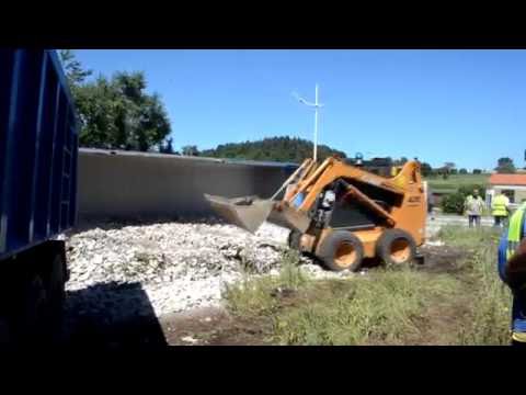 Un camion de cailloux se renverse à Sainte Sigolène