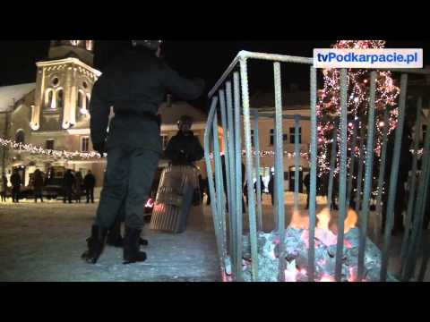 tvPodkarpacie.pl - 13 GRUDNIA: Stan wojenny w Sanoku. Zamieszki na Rynku